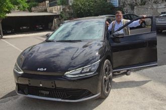 Ο Κώστας Πέττας με το αυτοκίνητο της χρονιάς!