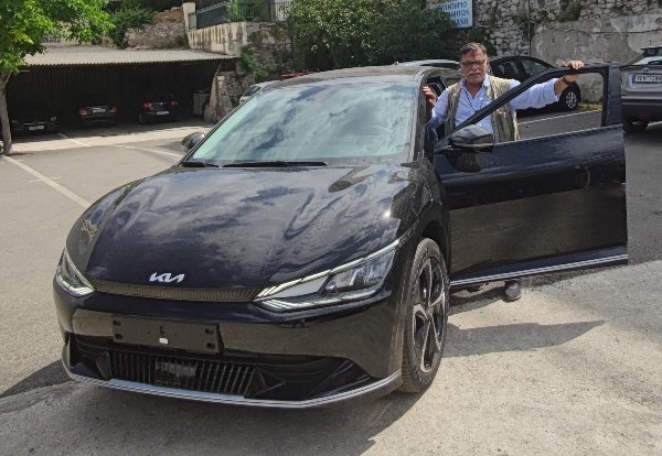 Ο Κώστας Πέττας με το αυτοκίνητο της χρονιάς!