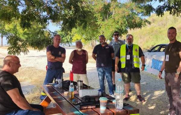 Ο Αντιδήμαρχος μαζί με πυροσβέστες και εθελοντές