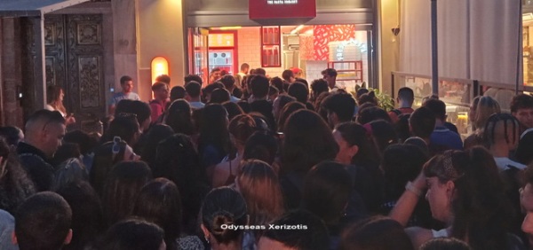 ΑΠΙΣΤΕΥΤΟ - Πάτρα: Ουρές εκατοντάδων νεαρών για ένα δωρεάν πιάτο μακαρόνια!