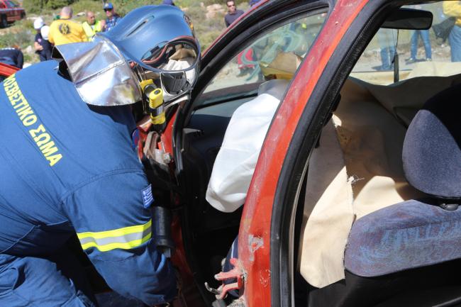 Αχαΐα: Επιχείρηση της Πυροσβεστικής για τον απεγκλωβισμό ηλικιωμένου, θύμα τροχαίου