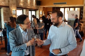 Ο Περιφερειάρχης τσούγκρισε το ποτήρι του με τον πρέσβη