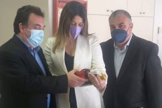 Το δώρο του Δημάρχου Πύργου στην υφυπουργό Τουρισμού