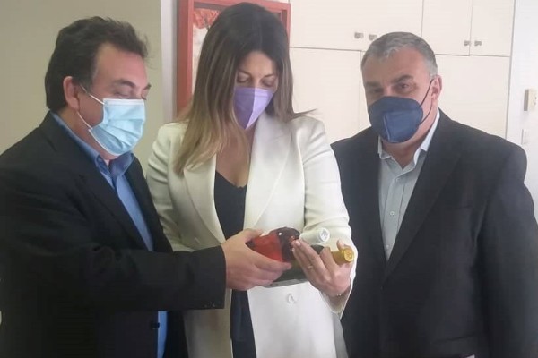 Το δώρο του Δημάρχου Πύργου στην υφυπουργό Τουρισμού