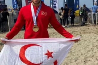 Σήκωσε τη σημαία του ψευδοκράτους