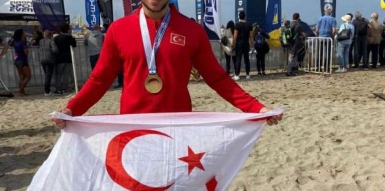 Σήκωσε τη σημαία του ψευδοκράτους