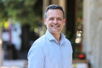 Προηγείται ο Χάρης Δούκας για πρόεδρος ΠΑΣΟΚ-ΚΙΝΑΛ