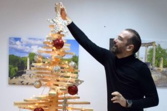 Ο Νεκτάριος Φαρμάκης στόλισε το Χριστουγεννιάτικο δένδρο