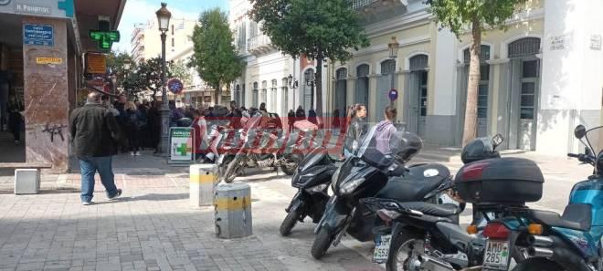 Πάτρα: Κινητοποίηση από τους πρώην συμβασιούχους της κοινωφελούς έξω από το δημαρχείο