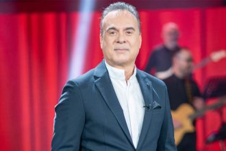 Φώτης Σεργουλόπουλος: Παντρεύτηκε με τον σύντροφό του στο Δημαρχείο Αθηνών – Τον γάμο τέλεσε ο Χάρης Δούκας