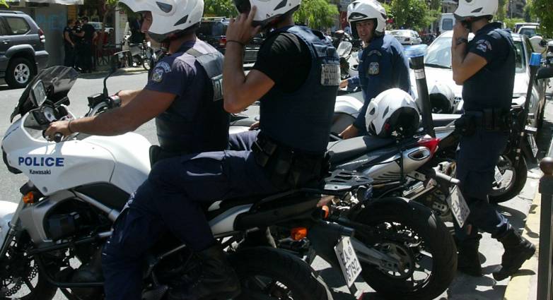 Πάτρα: Γυναίκα καλούσε σε βοήθεια - Αστυνομικοί μπήκαν στο σπίτι και την συνέδραμαν - Τι είχε συμβεί