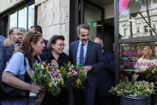 Ο Κυριάκος Μητσοτάκης εγκαινίασε τα ανακαινισμένα λουλουδάδικα στο Σύνταγμα