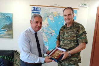 Τιμητική πλακέτα στον Διοικητή της 6ης ΥΠΕ Γιάννη Καρβέλη από τον Διοικητή του ΚΕΤΧ