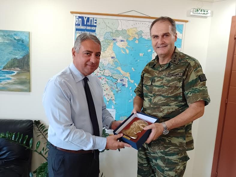 Τιμητική πλακέτα στον Διοικητή της 6ης ΥΠΕ Γιάννη Καρβέλη από τον Διοικητή του ΚΕΤΧ