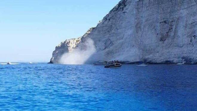 Ναυάγιο Ζακύνθου: Μετά την χθεσινή κατολίσθηση αυστηροποιούνται τα μέτρα για τους επισκέπτες - Υπόνοιες πως δεν εφαρμόζονταν