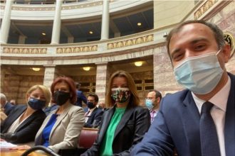 Η ατάκα για τις τρεις Belharra βουλευτίνες που προκάλεσε πάταγο γέλιου στην Βουλή