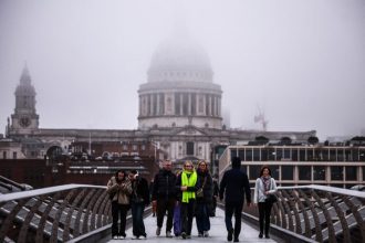 Η Βρετανία «πνίγεται» στην ομίχλη – Πυκνό πέπλο καλύπτει τμήματα της χώρας