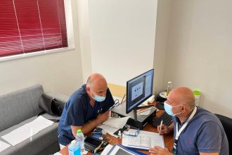 Τι συζητούν οι Δ. Μαρινάκης και Π. Δουσδαμπάνης;