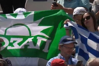 Στέφανος Τσιτσιπάς: Έλληνες πανηγύρισαν τη νίκη του με… σημαία του ΠΑΣΟΚ