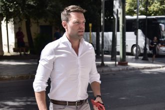 Κασσελάκης – Χαρίτσης: Κάθισαν στο ίδιο τραπέζι στην Κόρινθο – Τα είπαν σε συνάντηση κομματικών στελεχών