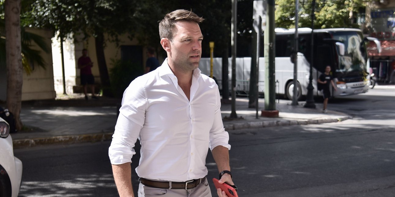 Κασσελάκης – Χαρίτσης: Κάθισαν στο ίδιο τραπέζι στην Κόρινθο – Τα είπαν σε συνάντηση κομματικών στελεχών