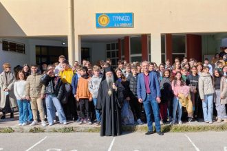 Επίσκεψη του Μητροπολίτη Πατρών στο Γυμνάσιο Σαραβαλίου (ΦΩΤΟ)