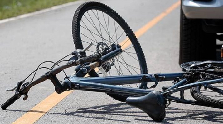 ΙΧ έπεσε πάνω σε ποδηλάτη στα φανάρια της Κ. Αχαΐας - Ενας τραυματίας - Προ 3μηνου έχασε την ζωή της 17χρονη στο ίδιο σημείο