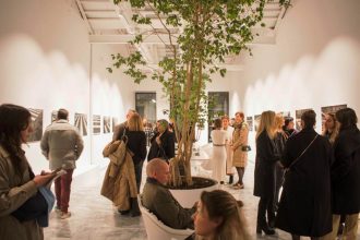 Πάτρα: Εγκαινιάστηκε η έκθεση «Νήματα Μνήμης - Revisited» της Δανάης Στράτου