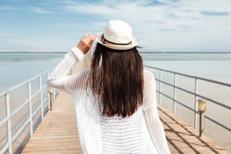 Μαλλιά: Πώς θα τα προστατεύσουμε από τον ήλιο;