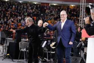 Σταύρος Ξαρχάκος: Ο Δημήτρης Κουτσούμπας τραγούδησε την «Άπονη ζωή» στη συναυλία για τον κορυφαίο συνθέτη