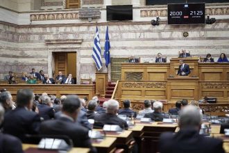 Βουλή: LIVE η “μάχη” των πολιτικών αρχηγών για τον προϋπολογισμό