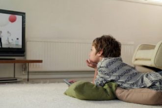 Πώς να κάνετε το παιδί σας να «ξεκολλήσει» από την οθόνη