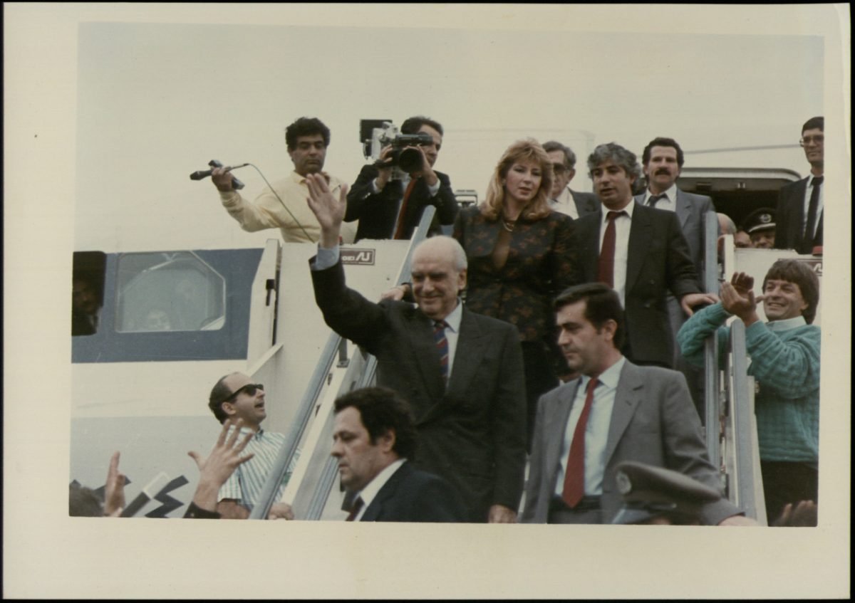 Aνδρέας Παπανδρέου: 22 Οκτωβρίου 1988, το ιστορικό νεύμα στη Δήμητρα Λιάνη - ΒΙΝΤΕΟ