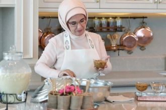 Εμινέ Ερντογάν: Έστειλε βιβλίο με τις συνταγές της στον ΣΚΑΪ