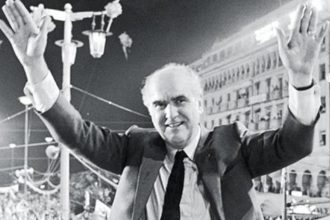 Το «Τσοβόλα δώστα όλα» του Ανδρέα έγινε 35 χρονών – Πώς γεννήθηκε το αξέχαστο σλόγκαν;