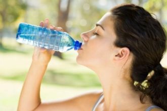 Τι πρέπει να ελέγχετε ΠΑΝΤΑ στα πλαστικά μπουκάλια νερού