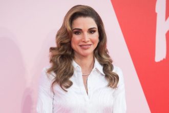 Η Βασίλισσα Rania της Ιορδανίας μάς δείχνει πώς να φορέσουμε την ανδρική βερμούδα!