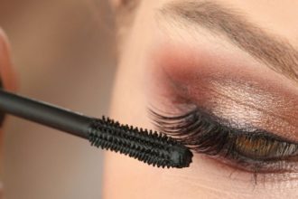 Πλούσιες βλεφαρίδες και πυκνά φρύδια σε πέντε βήματα