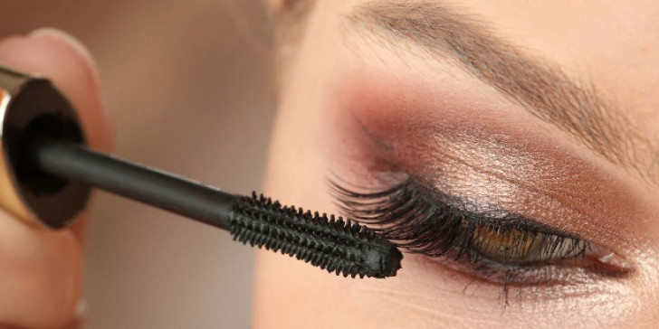 Πλούσιες βλεφαρίδες και πυκνά φρύδια σε πέντε βήματα