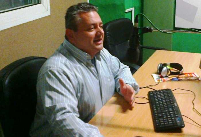 Πεθαίνοντας από το κρύο κάτω από το φωτεινό διάκοσμο της πόλης