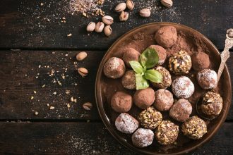 Τρουφάκια με κουραμπιέδες που περίσσεψαν από τις γιορτές