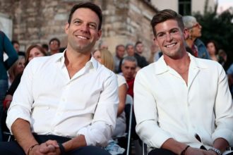 Στέφανος Κασσελάκης: Αντί drone σύστημα, beach bar και χωρίς κινητά οι καλεσμένοι στη γαμήλια εορτή