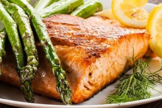 Σολομός με σκόρδο και σπαράγγια