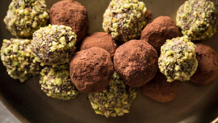 Τρουφάκια με ξηρούς καρπούς και δαμάσκηνα για απόλαυση χωρίς ενοχές!