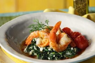 Σκορδάτες γαρίδες με ντοματάκια και σπανάκι