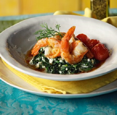 Σκορδάτες γαρίδες με ντοματάκια και σπανάκι