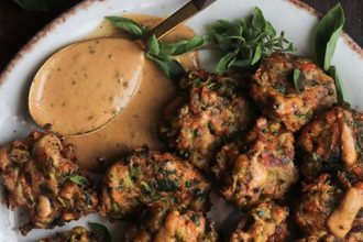 Κολοκυθοκεφτέδες με σάλτσα από ταχίνι και λιαστή ντομάτα