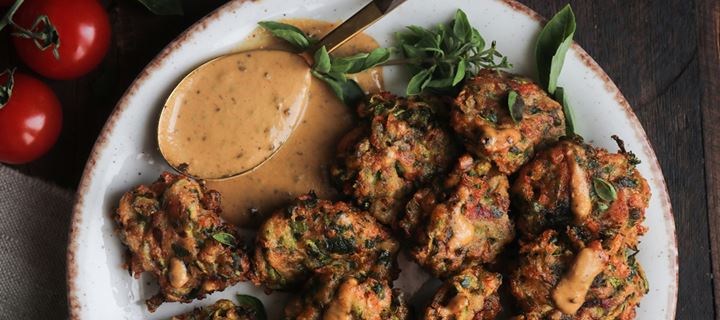 Κολοκυθοκεφτέδες με σάλτσα από ταχίνι και λιαστή ντομάτα