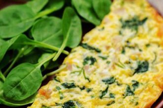 Λαχταριστή ομελέτα με μπρόκολο και σπανάκι