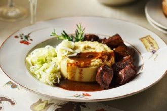 Κρασάτες μπουκίτσες χοιρινού με φάβα πικάντικη και πράσο σοτέ